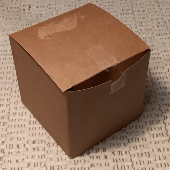 NIOB Leatherette faux black leather w/ red velvet lining dice cup & 5 red dice - Picture 7 of 11